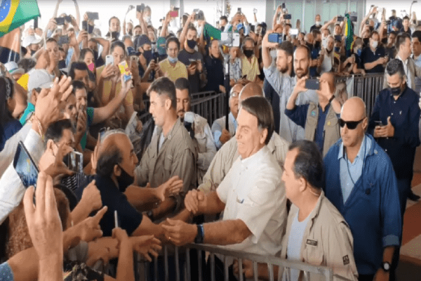 Bolsonaro é ovacionado em aeroporto de Cascavel