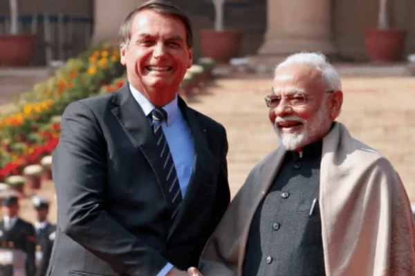 Bolsonaro diz que a chegada da vacina de Oxford e relação com a China e Índia