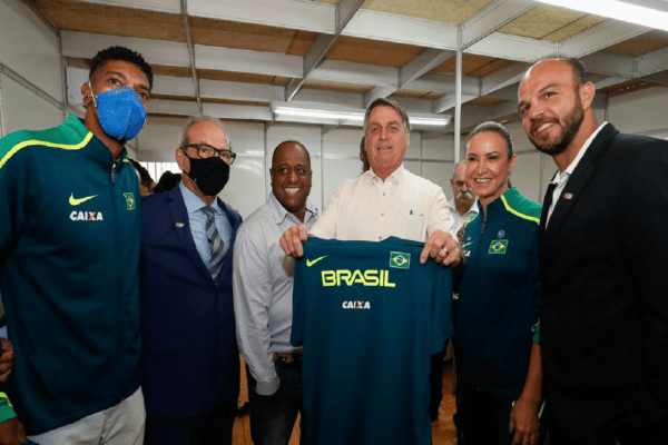 Bolsonaro inaugura centro de treinamento em atletismo no Paraná