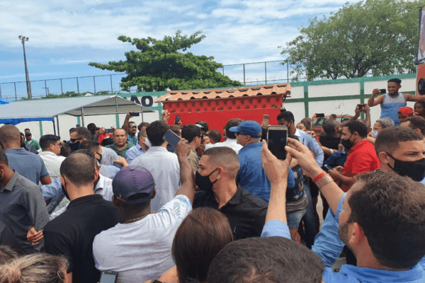 Bolsonaro para na Barra dos Coqueiros antes de voltar sem programar e multidão o aplaude