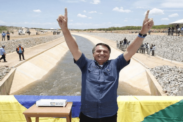 Bolsonaro participa de acionamento do Ramal do Agreste em Pernambuco