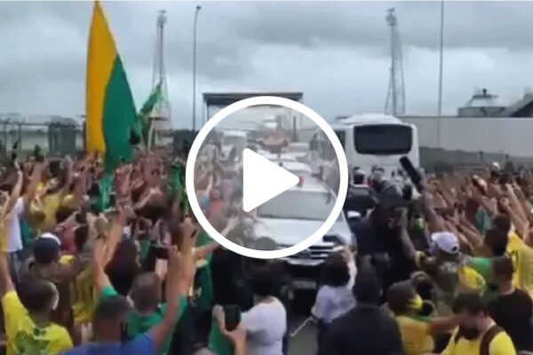 Bolsonaro é ovacionado ao chegar em Alagoas para inauguração de obras