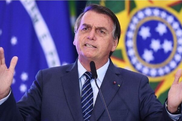 Bolsonaro negocia mudanças em PL que muda ICMS sobre combustíveis
