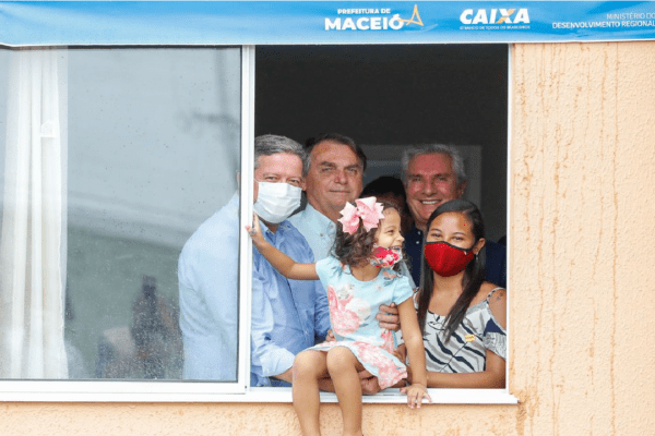 Governo Bolsonaro entrega 500 casas populares em Maceió e inaugura viaduto