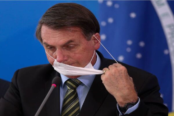 PSDB vai à Justiça para obrigar Bolsonaro a adotar distanciamento e usar máscara