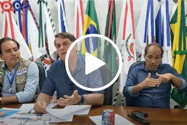 Em live, Bolsonaro afirma que voltou a tomar cloroquina, "por precaução"