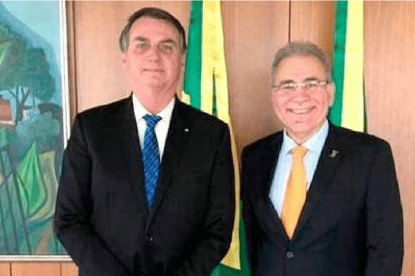 Presidente Bolsonaro comemora distribuição de novo lote de 5,7 milhões de doses de vacinas
