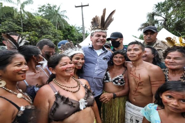 Sob clima de festa, indígenas recebem Bolsonaro com euforia e muitas fotos
