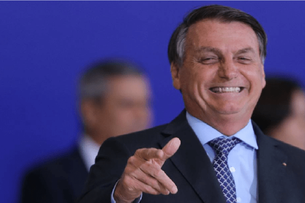 Bolsonaro comemora chegada de mais 527 mil doses de vacina da Pfizer
