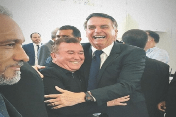 Com agenda em Goiás, Presidente Bolsonaro almoça na fazenda do cantor Amado Batista