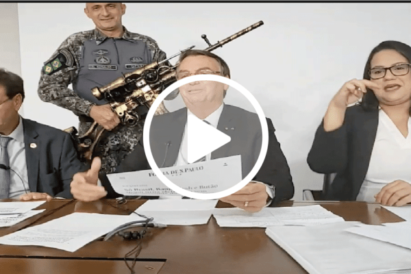 Em live, Bolsonaro ganha de presente réplica de arma, enviada por apoiador