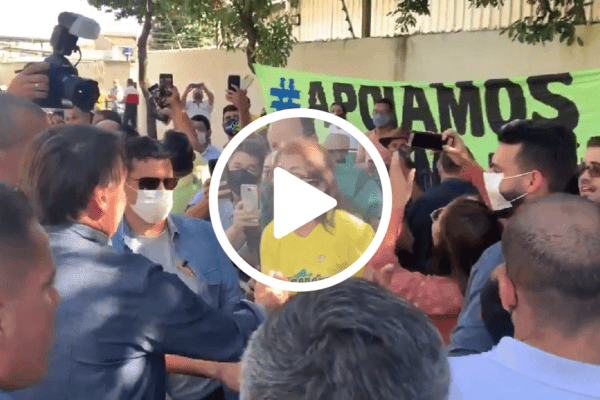 Presidente Bolsonaro é ovacionado por apoiadores ao desembarcar em Anápolis em Goiás
