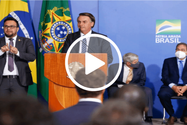 Presidente Bolsonaro parabeniza ministro Ricardo Salles por união do meio ambiente com agricultura