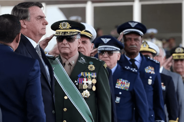 Bolsonaro diz que as Forças Armadas estão “ao lado da lei”