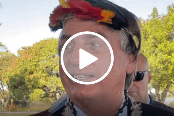 Bolsonaro imita índio: ‘estou me sentindo um cacique’