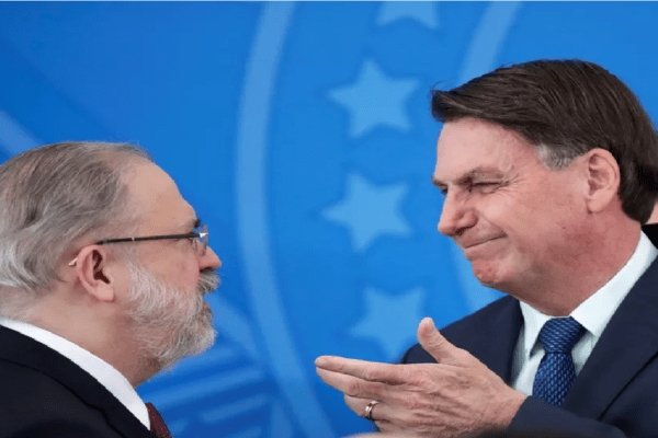 Bolsonaro oficializa indicação de Aras a novo mandato na PGR