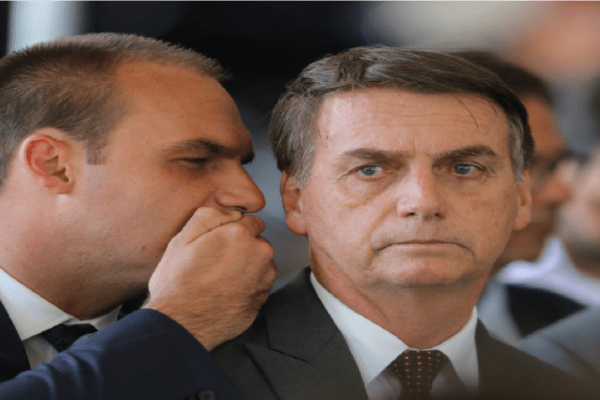 Foi retirado um litro de líquido do estômago, diz Eduardo sobre Bolsonaro