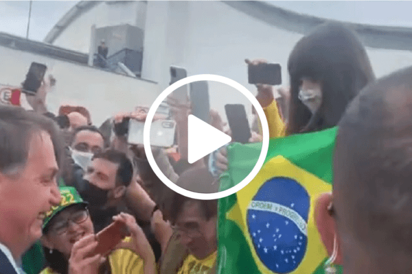 Ao chegar em SC, Bolsonaro é ovacionado pela população