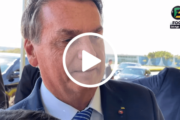 Bolsonaro conversa com apoiadores e fala da importância da pesca no Brasil