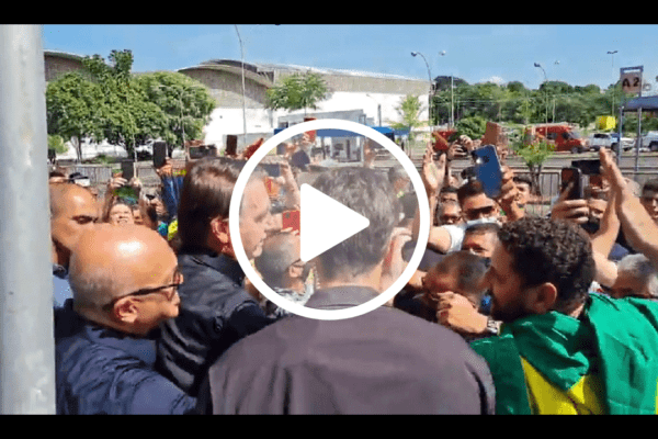 Bolsonaro desembarca em Manaus para entrega de Casas populares e é ovacionado por multidão de apoiadores