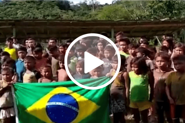 Bolsonaro mostra crianças indígenas cantando o hino nacional: "Nossos irmãos indígenas de hoje"