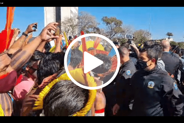Bolsonaro recebe grupo de indígenas na rampa do Palácio do Planalto
