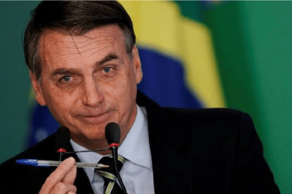 Bolsonaro sanciona lei que autoriza clubes de futebol a se transformarem em empresas