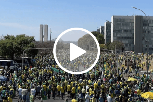 Brasileiros lotam às ruas em defesa do presidente Bolsonaro e do voto impresso auditável