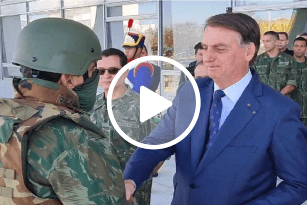 Com desfile de blindados, Marinha entrega a Bolsonaro convite para exercício militar