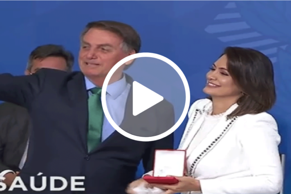 Em evento, Bolsonaro entrega medalha a Michelle Bolsonaro