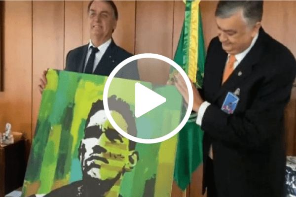 Presidente do Botafogo dá presentes e agradece a Bolsonaro por clube-empresa