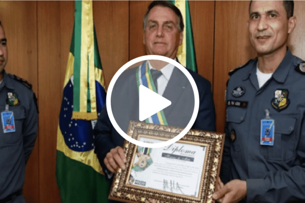 VÍDEO: Bolsonaro se emociona com homenagem de PMs do Mato Grosso