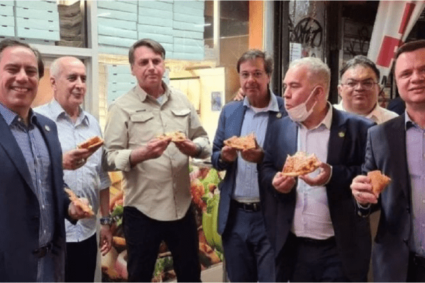 Ao desembarcar em Nova York, Bolsonaro come pizza de pé com ministros