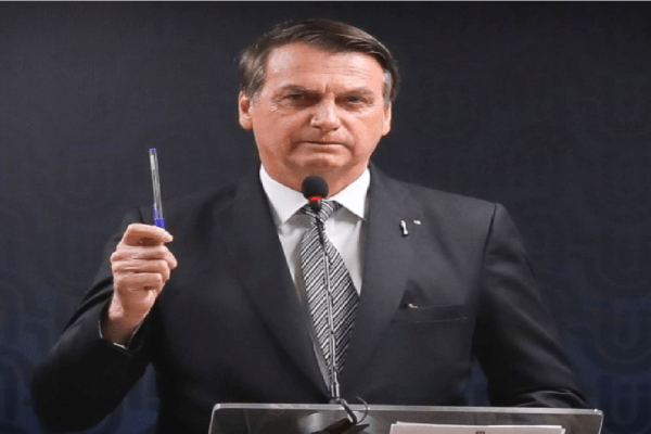 Bolsonaro assina decreto que cria estatal de energia nuclear