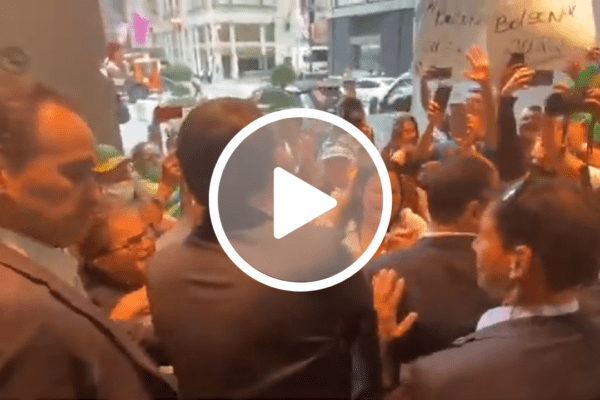 Bolsonaro é recebido aos gritos de ‘mito’ na porta de hotel em Nova York