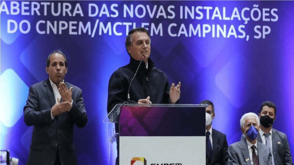 Bolsonaro: “Eu não vou na canetada congelar o preço de combustível”