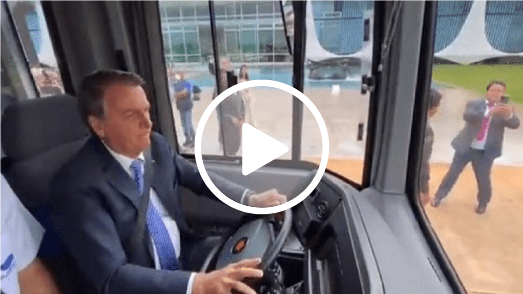Bolsonaro dirige ônibus elétrico em frente ao Palácio do Planalto