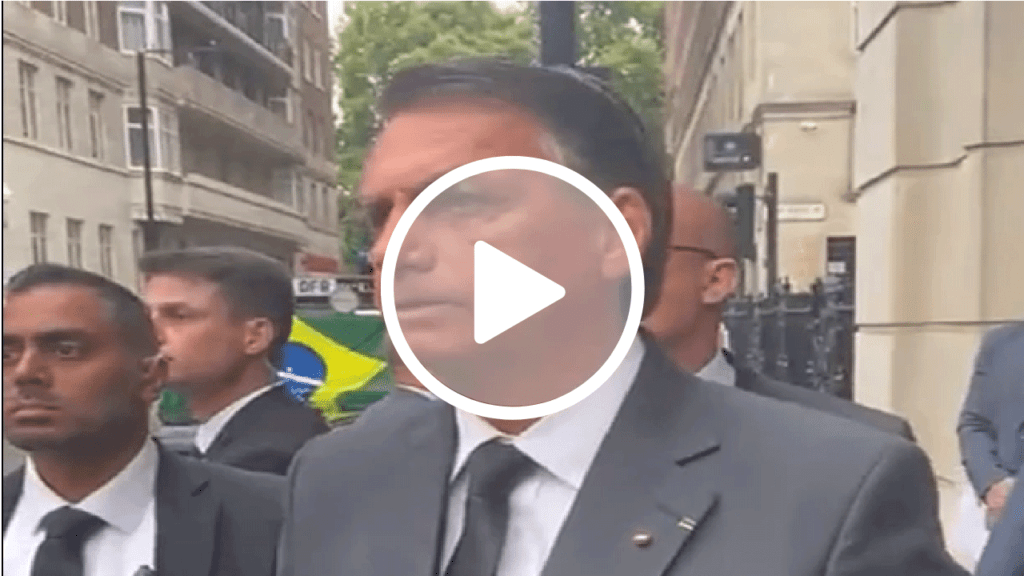 Bolsonaro se irrita e deixa jornalistas falando sozinhos