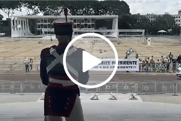 “Use a Bic, presidente”, diz faixa estendida diante do Planalto
