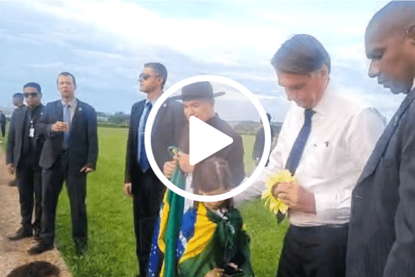 Bolsonaro volta a cumprimentar apoiadores no Alvorada sem discursar