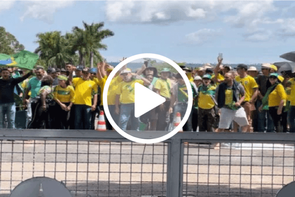 Indignados, multidão de manifestantes patriotas manifestam na Esplanada dos Ministério contra diplomação de Lula