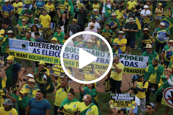 Manifestantes se reúnem no Palácio da Alvorada antes da diplomação de Lula