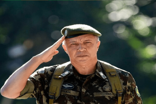 Presidente Bolsonaro exonera Marco Antônio e nomeia Julio César como comandante do Exército