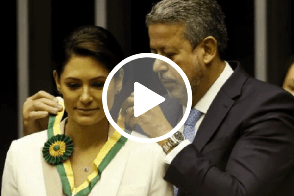 Michelle Bolsonaro recebe a Medalha do Mérito Legislativo