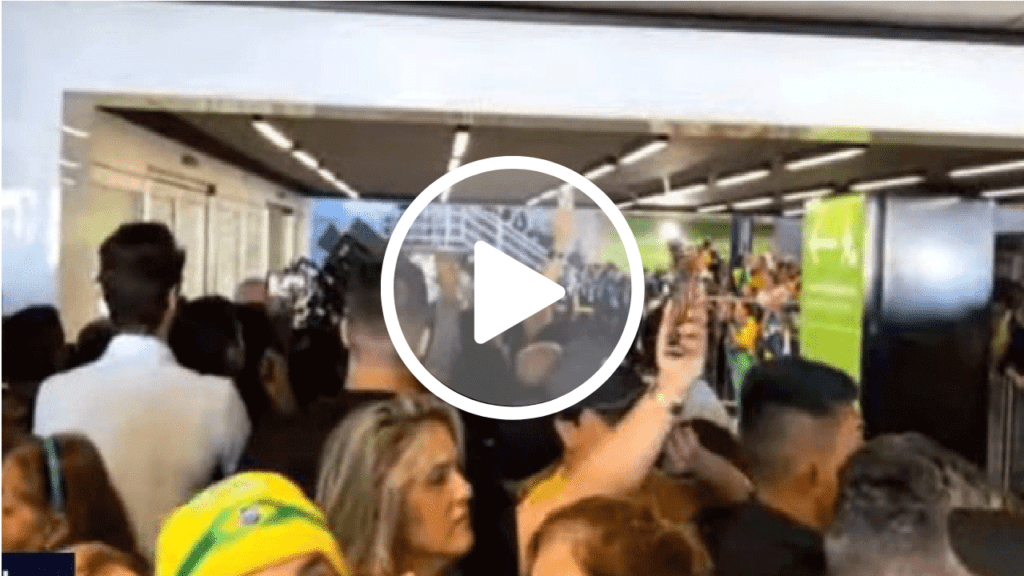 AO VIVO: Multidão de apoiadores se reúne em aeroporto para recepcionar Bolsonaro