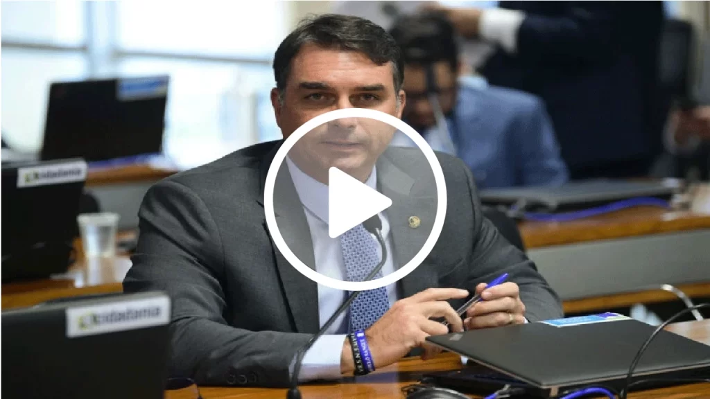 Flávio Bolsonaro: “Esperamos que Mauro Cid fale a verdade”