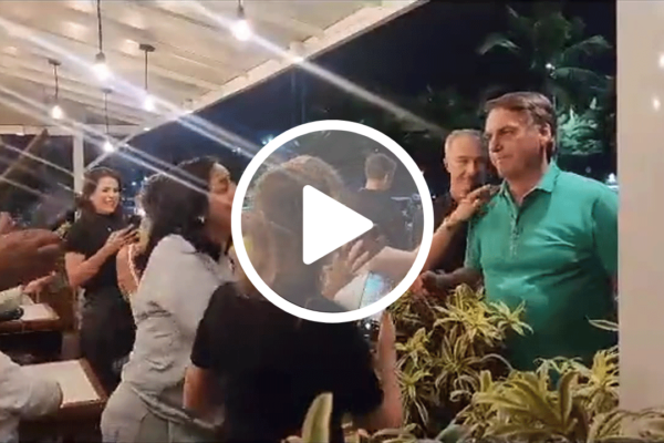 Bolsonaro é recebido por apoiadores em pizzaria carioca